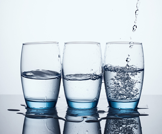 Pouring Water In Three Water Glasses anthartungsanlage